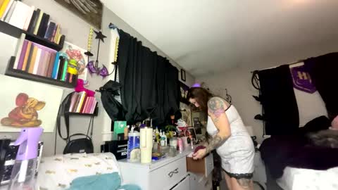 That girl online show from February 5, 9:02 am