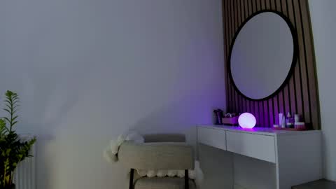 8selene online show from April 25, 1:24 pm