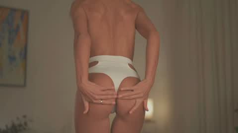 Snapshot of _2strangers chatting on October 9, 3:56 am Olivia dark hair Zoe light hair online show from October 9, 3:56 am