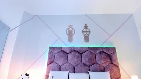 _aurora_collins_ online show from December 22, 1:18 pm