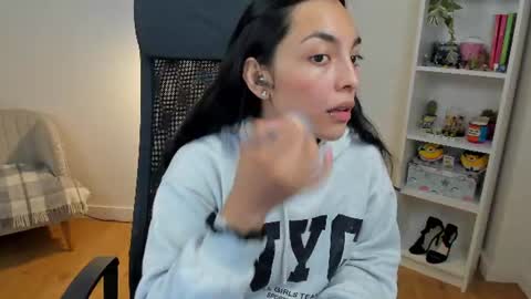 Bella Evans online show from June 12, 4:44 am