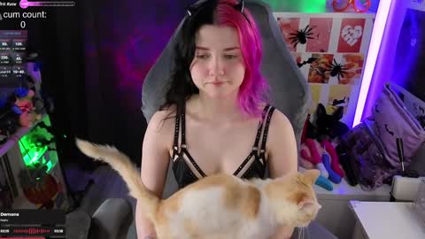 Snapshot of _biscuitty chatting on October 22, 9:27 pm Alice .. online show from October 22, 9:27 pm