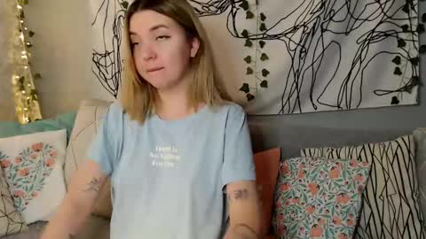Snapshot of _blonde_barbie_ chatting on October 13, 8:49 am Elizabeth online show from October 13, 8:49 am