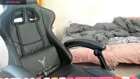Snapshot of _feralberry__ chatting on October 16, 6:57 am Alis online show from October 16, 6:57 am