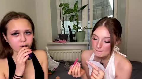 Kaithie and Jessie online show from June 8, 5:58 pm
