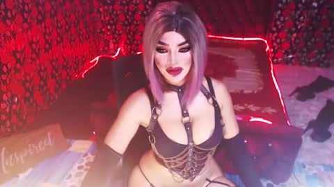 Snapshot of _hailyourqueenx chatting on December 2, 10:07 pm GoDDess  Chloe online show from December 2, 10:07 pm