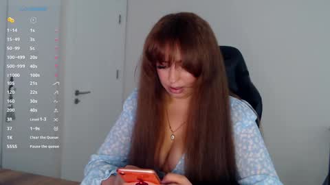 _just_a_queen_3 online show from April 14, 6:00 pm