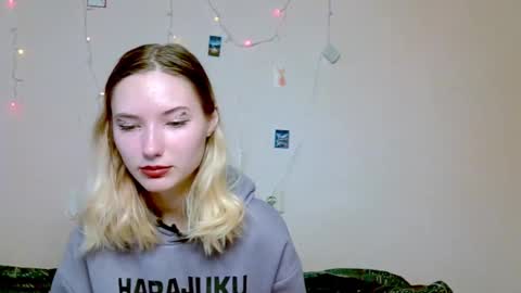 _kikiclark_ online show from September 26, 8:44 am