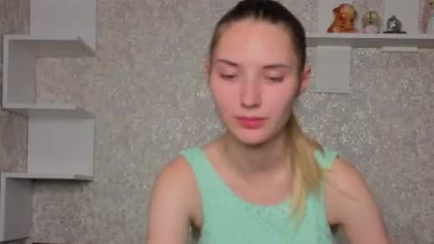 _kikiclark_ online show from August 6, 9:13 pm