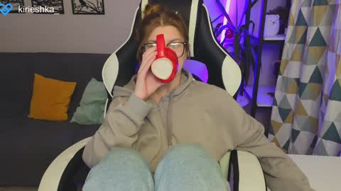 Snapshot of _kirieshka chatting on December 5, 4:28 pm Molly Emily online show from December 5, 4:28 pm