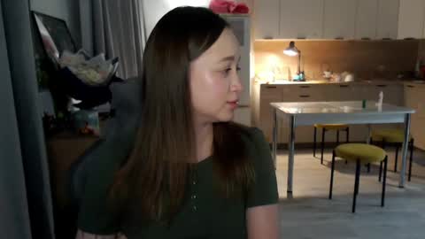 _lalune_ online show from April 19, 6:10 pm