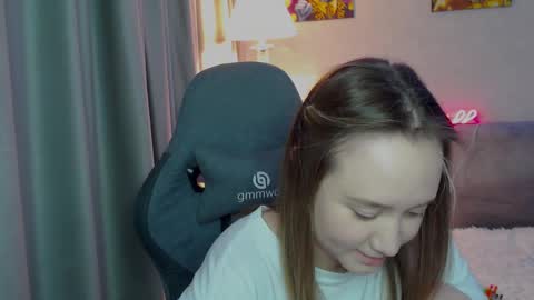 Snapshot of _lalune_ chatting on February 21, 4:48 pm _lalune_ online show from February 21, 4:48 pm