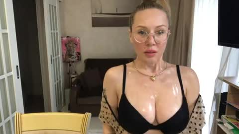  lee loo  online show from April 19, 8:26 am