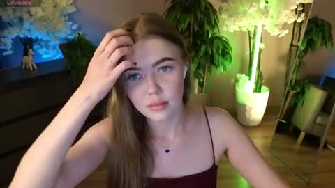 _liilcrystal_ online show from August 7, 7:01 pm