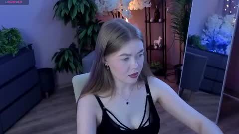 _liilcrystal_ online show from July 4, 7:28 pm