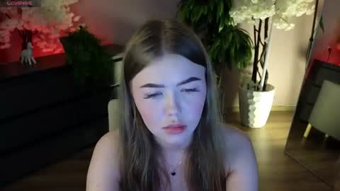 _liilcrystal_ online show from August 8, 7:13 pm