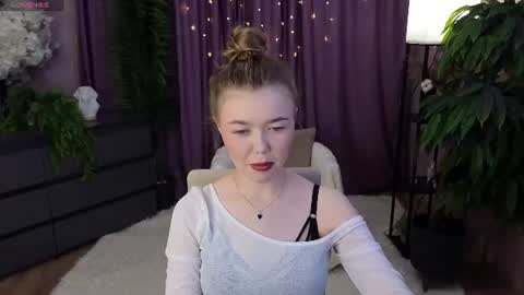 _liilcrystal_ online show from June 25, 7:41 pm