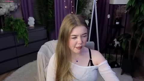 _liilcrystal_ online show from June 18, 8:47 pm