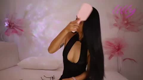 _lillilly_ online show from July 7, 5:20 am
