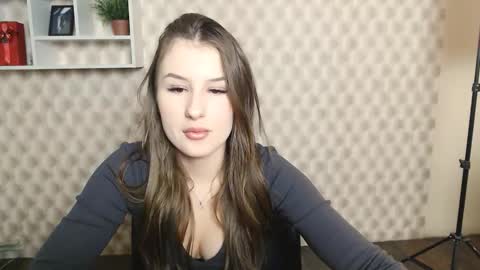 Mia online show from November 9, 5:05 pm