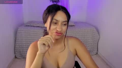 Mia online show from August 4, 10:39 pm
