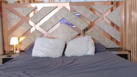 Khloe  online show from February 18, 9:03 pm