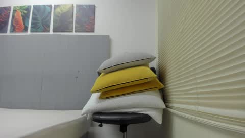 _molly_rosse_ online show from April 17, 11:45 am