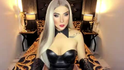 _natashacooper_ online show from June 25, 9:14 am