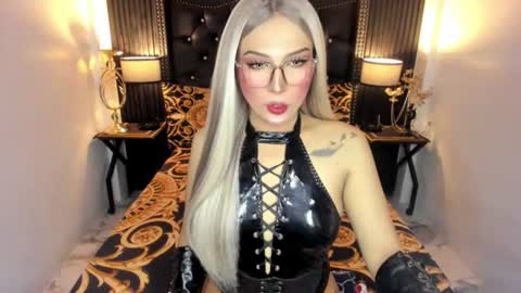 _natashacooper_ online show from July 4, 9:24 am