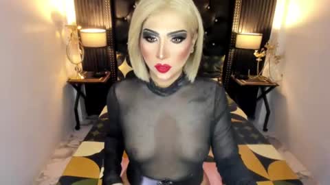 _natashacooper_ online show from August 1, 8:38 am