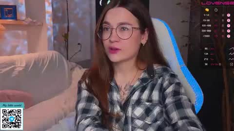 Snapshot of _nemalkovamia chatting on October 20, 11:59 am Mia with a big heart online show from October 20, 11:59 am