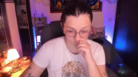 Snapshot of _peach__ chatting on March 11, 3:36 am violeta ig online show from March 11, 3:36 am