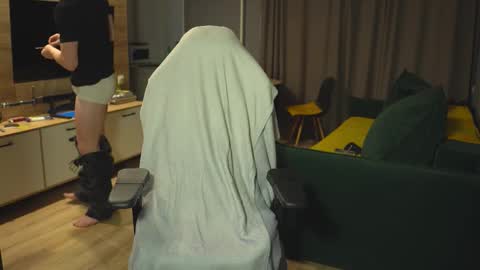 OLIVERpvt is open online show from November 24, 4:00 am