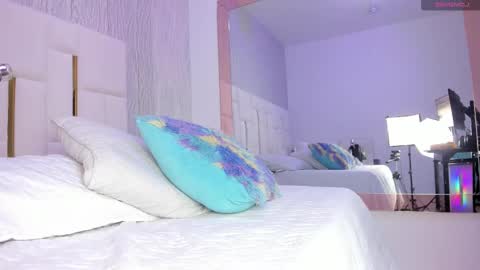 Snapshot of _tinyrousse_ chatting on September 25, 7:43 pm Rousse online show from September 25, 7:43 pm
