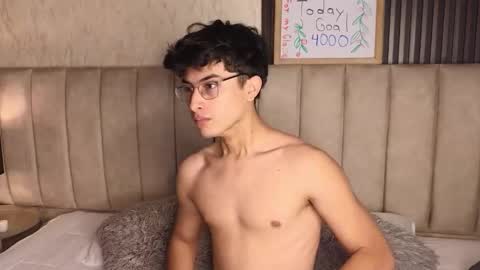 Aaron Ezequiel online show from January 13, 9:44 pm