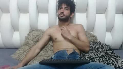 aaron_jones_1 online show from June 11, 3:04 am