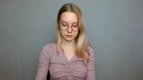 Snapshot of abbymoore__ chatting on February 21, 8:18 am Abby Lovense is active online show from February 21, 8:18 am