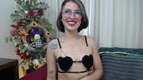 Snapshot of abril_millon chatting on October 18, 3:05 pm Abril MiLlon online show from October 18, 3:05 pm