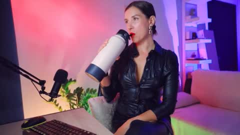 Snapshot of addictsqueen chatting on October 26, 9:21 am ADDICTION online show from October 26, 9:21 am