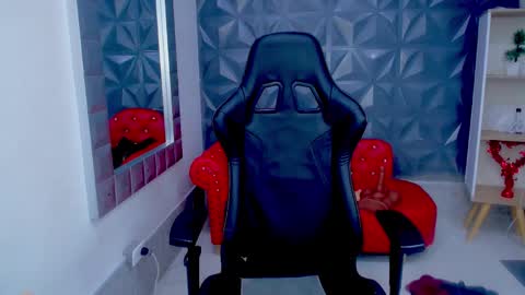 adisson_petite1 online show from December 2, 5:55 pm