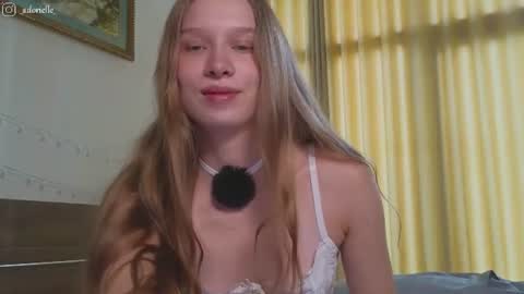 Lia  online show from July 18, 6:15 am