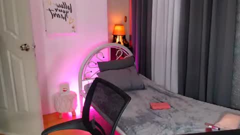 aeshamargaux online show from November 3, 4:35 am