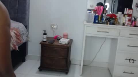 independent model online show from February 7, 6:05 am