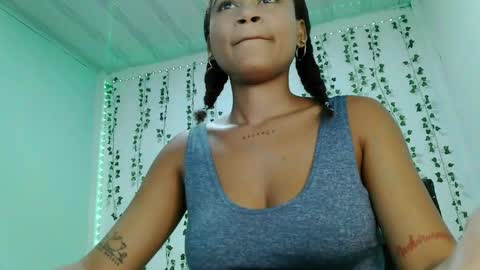 akemy_saunderz online show from June 5, 3:02 am