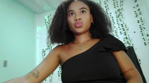 akemy_saunderz online show from July 27, 4:32 am