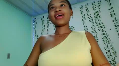 akemy_saunderz online show from June 12, 3:16 am