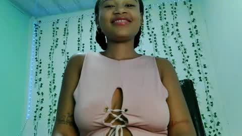 akemy_saunderz online show from June 6, 3:23 am