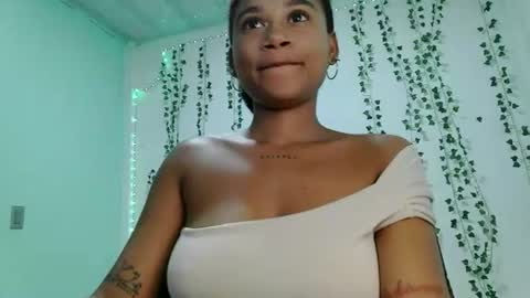 akemy_saunderz online show from July 22, 5:09 am