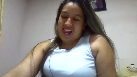 Snapshot of alahia_fox chatting on March 3, 5:20 am alahia online show from March 3, 5:20 am