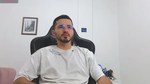 alejandroo_7 online show from October 25, 4:18 pm